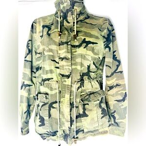 FOREVER 21 WOMEN’S CAMO DRAWSTRING MILITARY COAT. SIZE SMALL